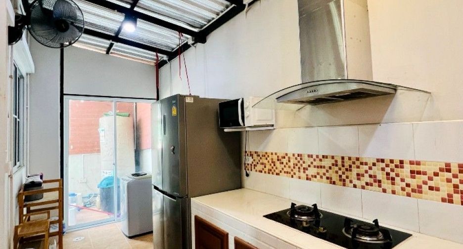 For sale 4 bedrooms townhouse in Mueang Samut Prakan, Samut Prakan