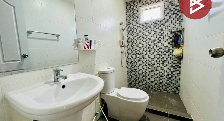 For sale 4 bedrooms townhouse in Mueang Samut Prakan, Samut Prakan