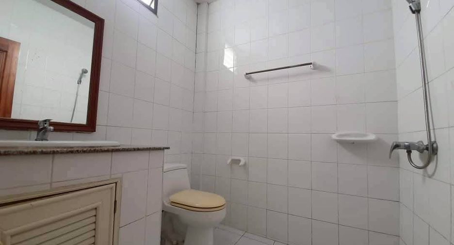 For rent 4 bedrooms townhouse in Pratumnak, Pattaya