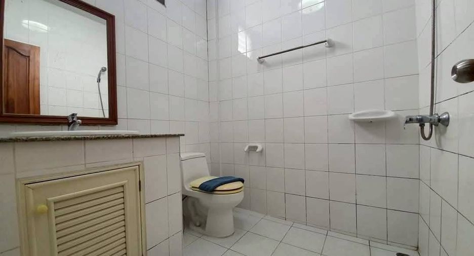 For rent 4 bedrooms townhouse in Pratumnak, Pattaya