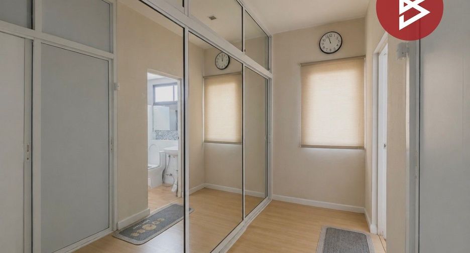 Casa adosada en venta de 3 habitaciones en Bang Phli, Samut Prakan