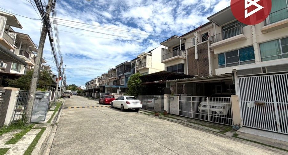 Casa adosada en venta de 3 habitaciones en Bang Phli, Samut Prakan