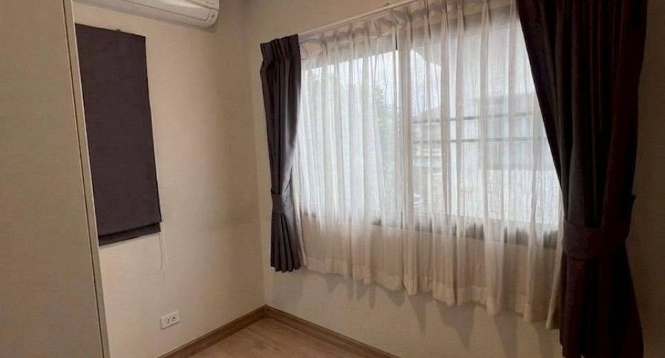 For sale 4 bedrooms townhouse in Bang Pakong, Chachoengsao