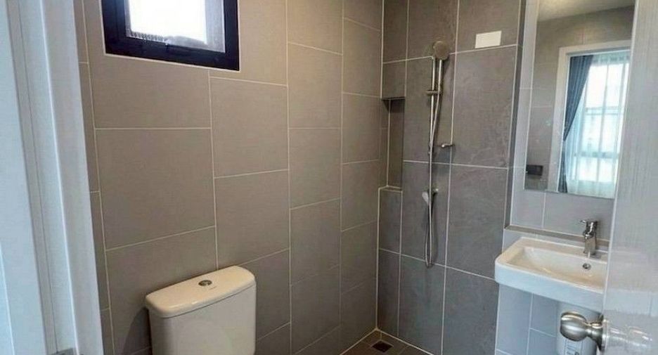 For sale 4 bedrooms townhouse in Bang Pakong, Chachoengsao