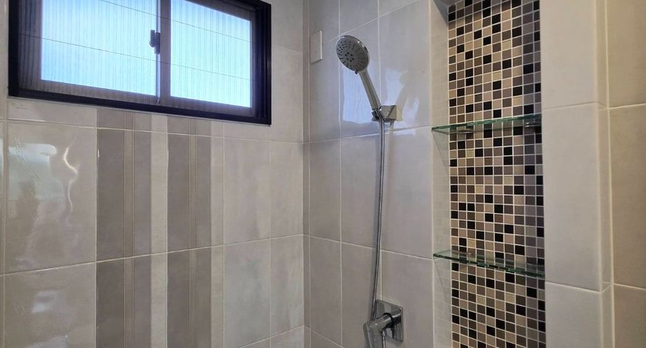 For rent 4 bedrooms house in East Pattaya, Pattaya