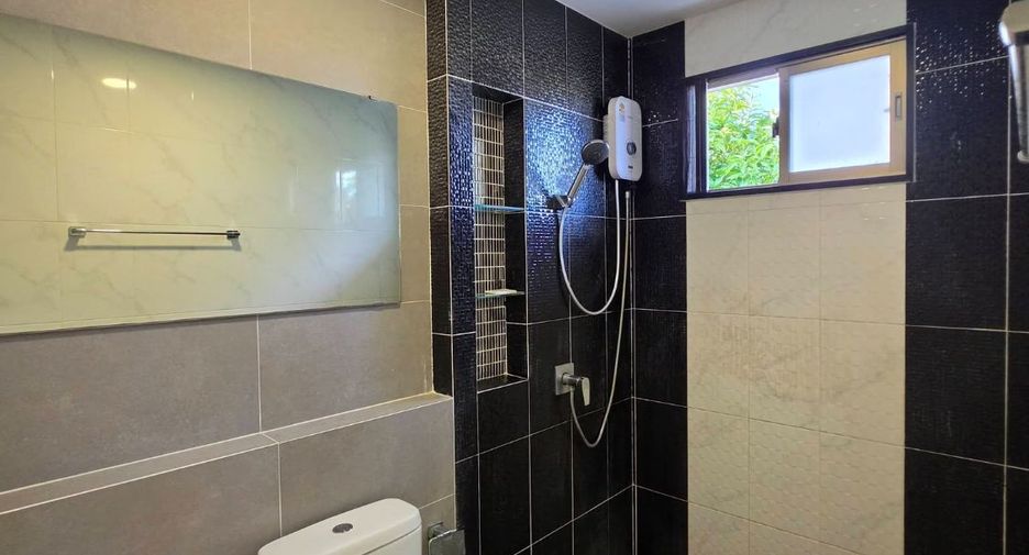 For rent 4 bedrooms house in East Pattaya, Pattaya
