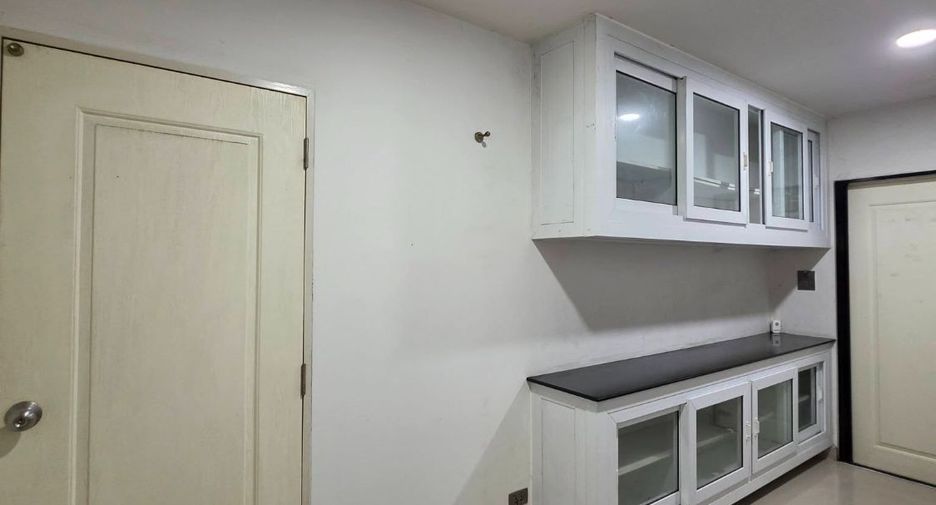 For rent 4 bedrooms house in East Pattaya, Pattaya