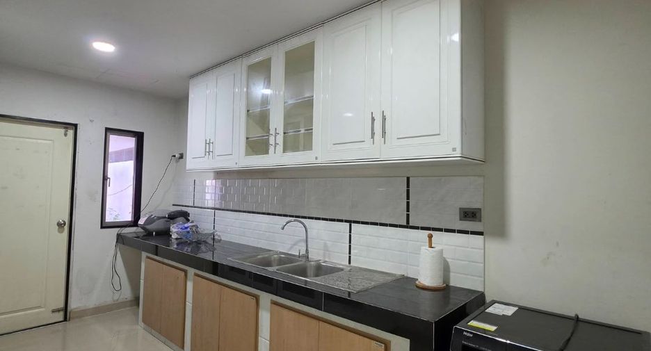 For rent 4 bedrooms house in East Pattaya, Pattaya