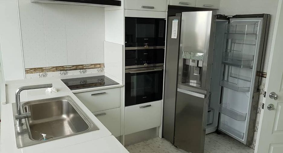 For rent 4 bedrooms condo in Watthana, Bangkok