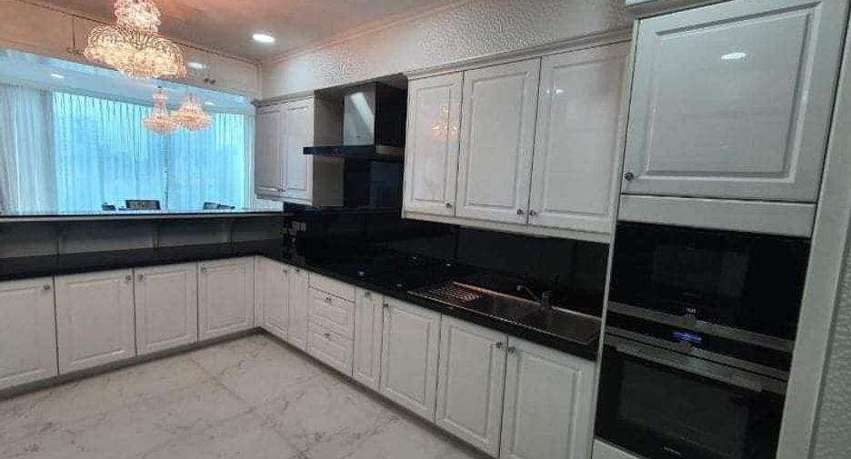 For rent 4 bedrooms condo in Watthana, Bangkok