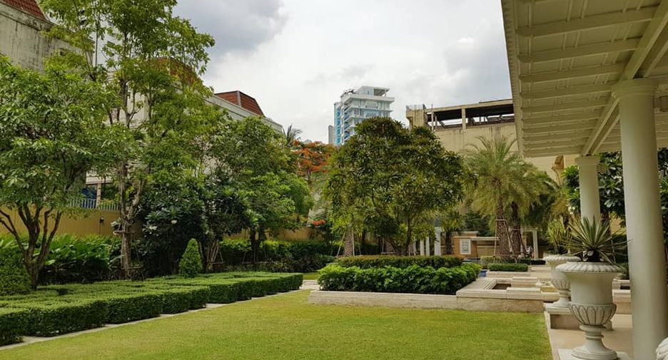 For rent 4 bedrooms condo in Watthana, Bangkok