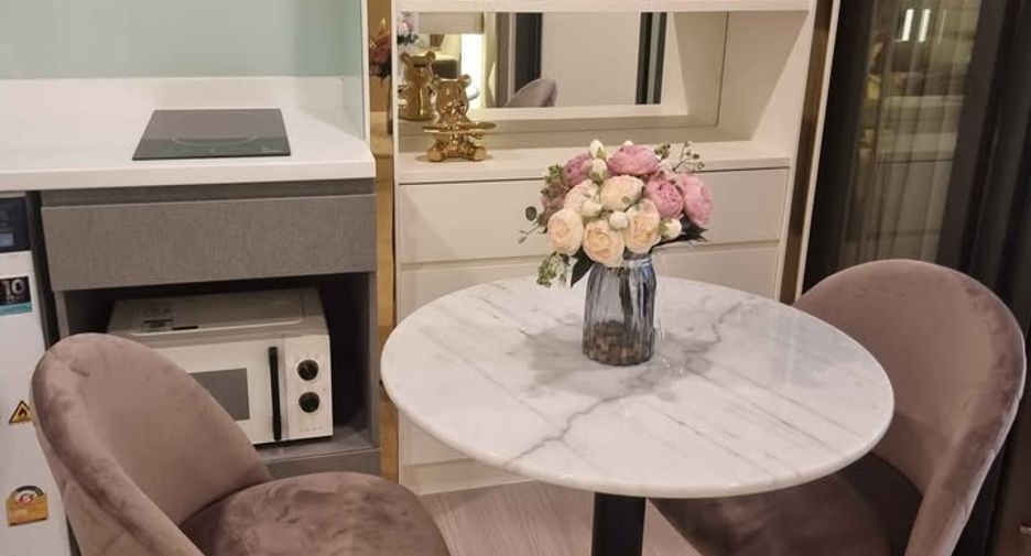 For rent 2 bedrooms condo in Huai Khwang, Bangkok