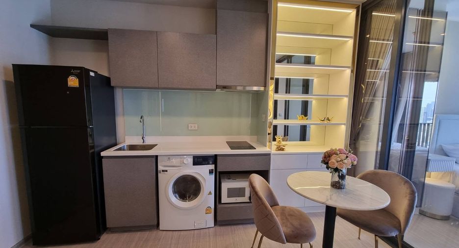 For rent 2 bedrooms condo in Huai Khwang, Bangkok
