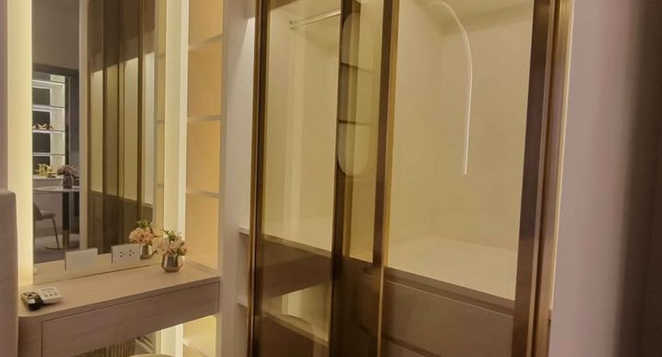 For rent 2 bedrooms condo in Huai Khwang, Bangkok