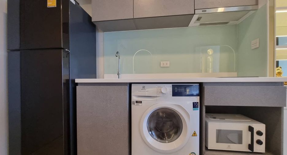 For rent 2 bedrooms condo in Huai Khwang, Bangkok