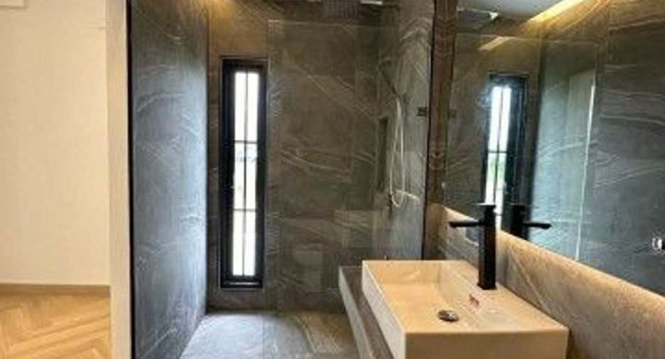 For sale 4 bedrooms house in Mueang Chiang Mai, Chiang Mai