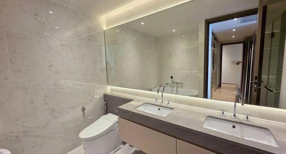 For rent 2 bedrooms condo in Pathum Wan, Bangkok