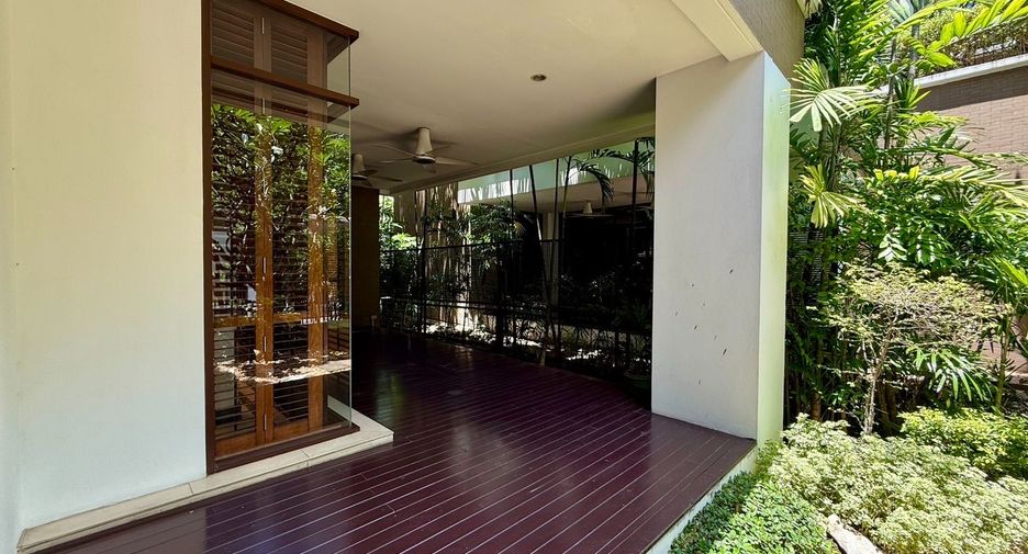 À louer 4 chambres maison à Khlong Toei, Bangkok