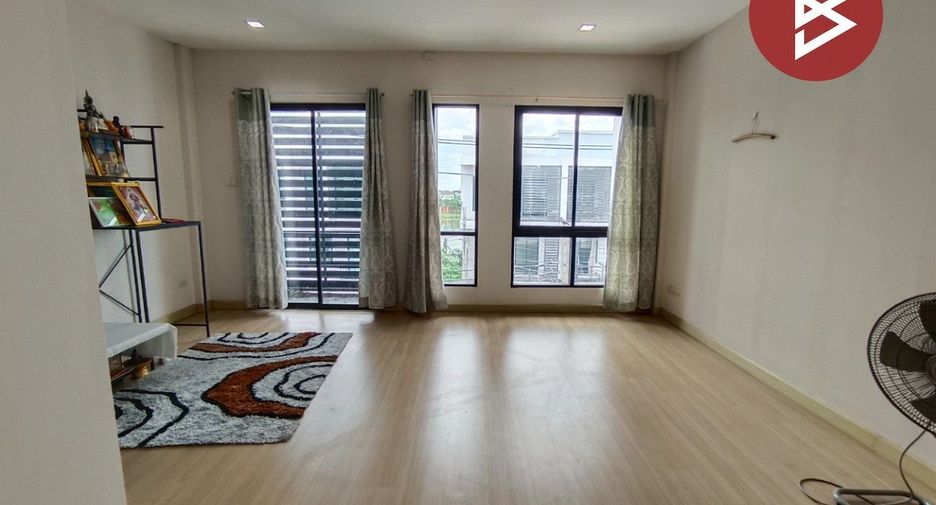 For sale 3 bedrooms townhouse in Mueang Samut Prakan, Samut Prakan