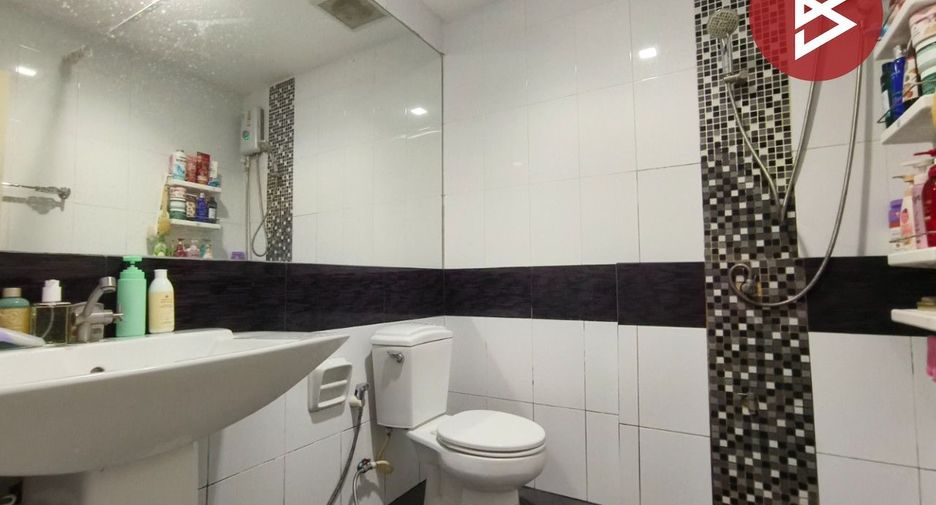 For sale 3 bedrooms townhouse in Mueang Samut Prakan, Samut Prakan