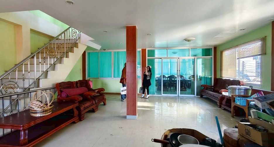 For sale 3 bedrooms retail Space in Si Racha, Chonburi