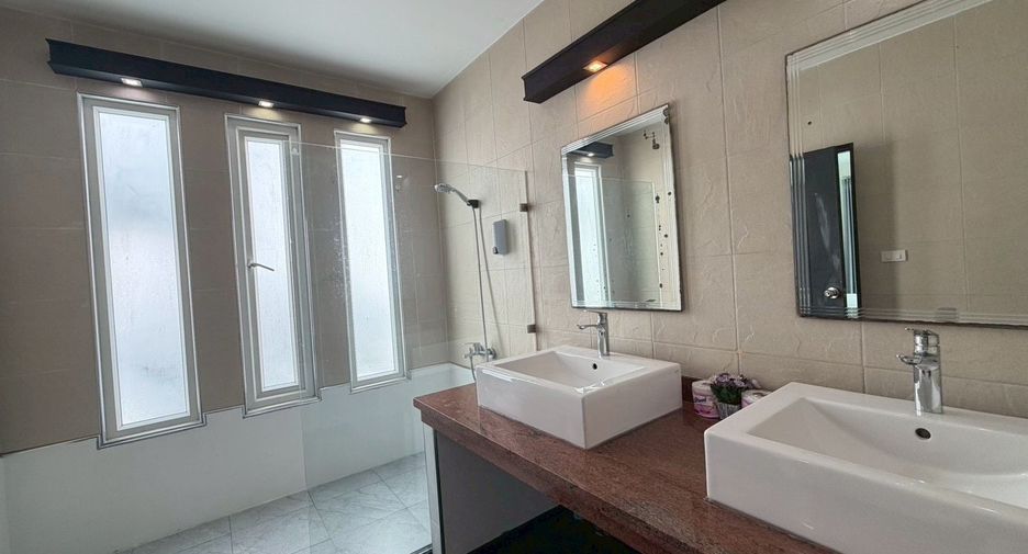 For sale 3 bedrooms house in Pratumnak, Pattaya