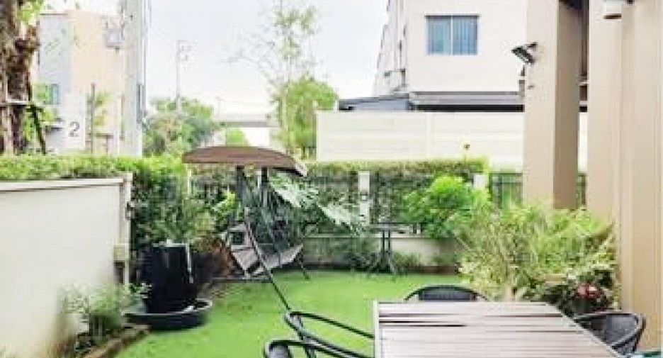 À vendre 3 chambres maison de ville à Saphan Sung, Bangkok