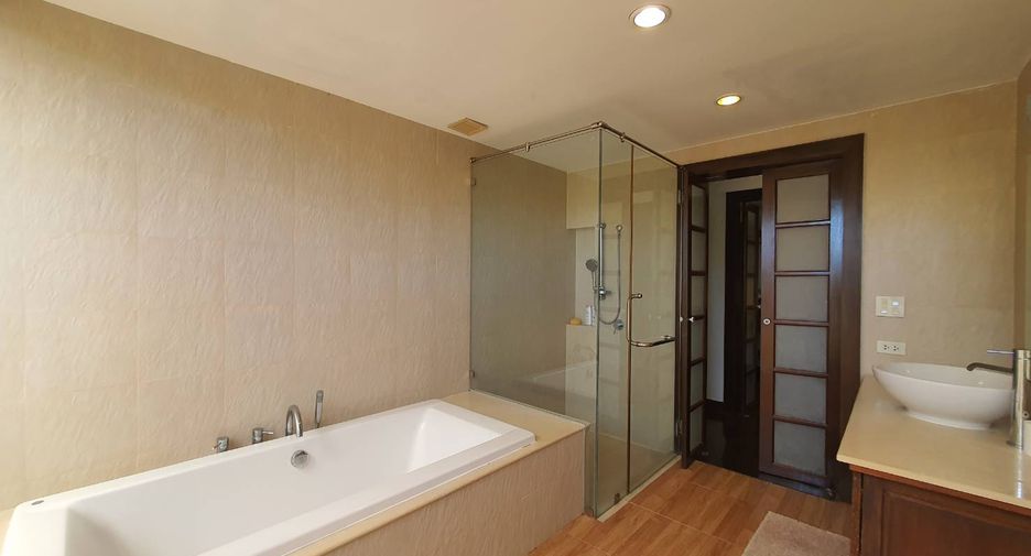 For rent 4 bedrooms house in East Pattaya, Pattaya