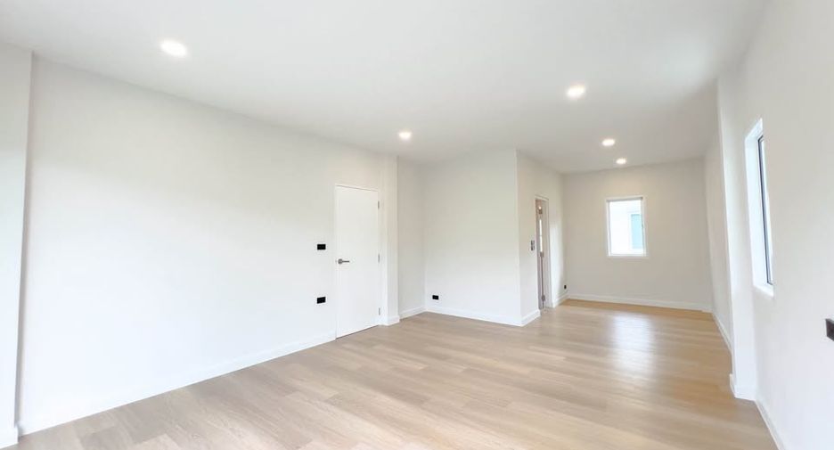 For sale 3 bedrooms house in Taling Chan, Bangkok