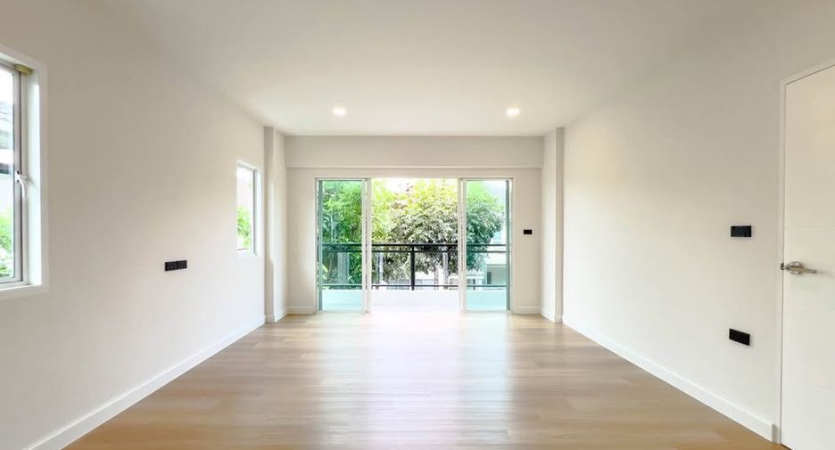 For sale 3 bedrooms house in Taling Chan, Bangkok