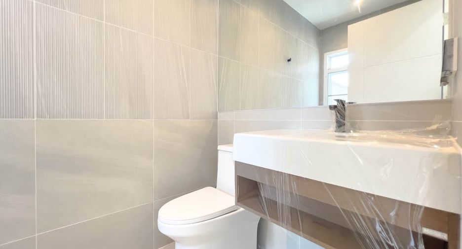 For sale 3 bedrooms house in Taling Chan, Bangkok