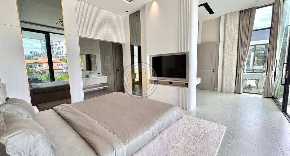 For sale 6 bedrooms villa in Pratumnak, Pattaya