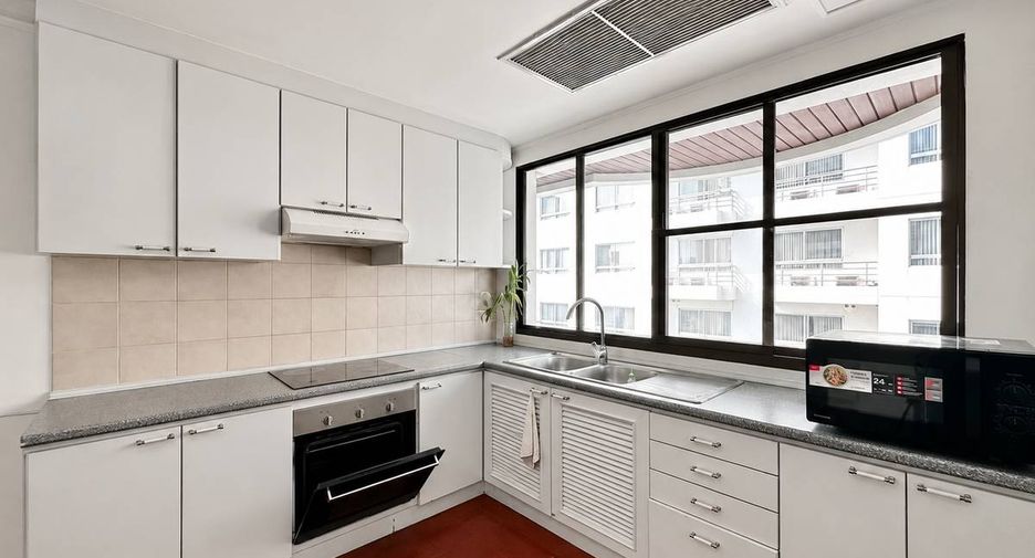 For rent 3 ベッドルーム condo in Khlong Toei, Bangkok