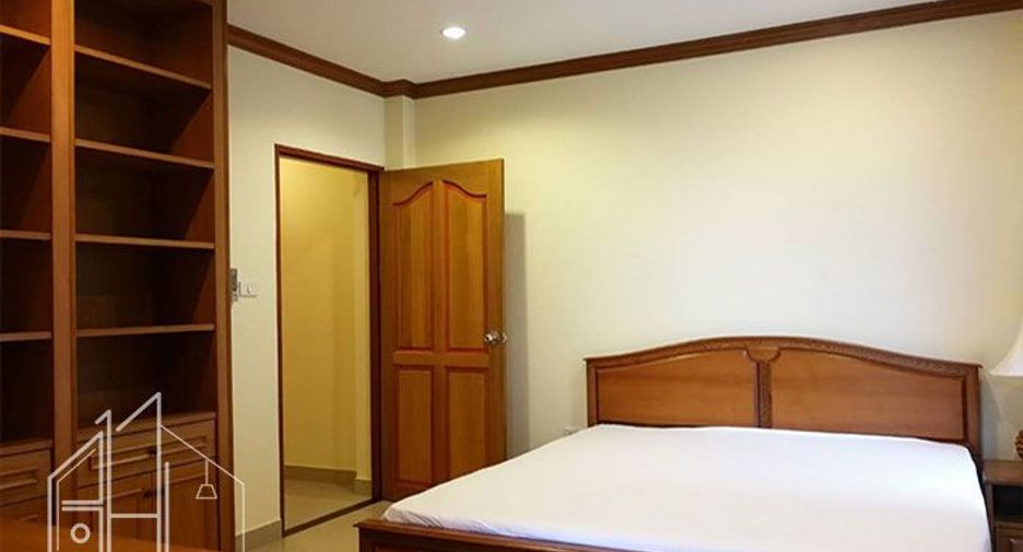 For rent 3 bedrooms apartment in Watthana, Bangkok