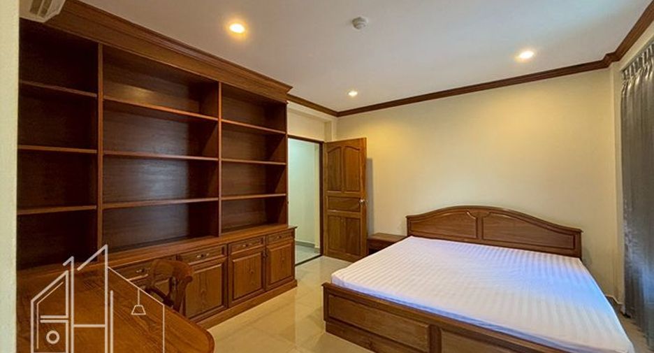 For rent 3 bedrooms condo in Watthana, Bangkok