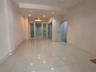 For rent 3 bedrooms office in Bang Na, Bangkok