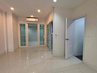 For rent 3 bedrooms office in Bang Na, Bangkok