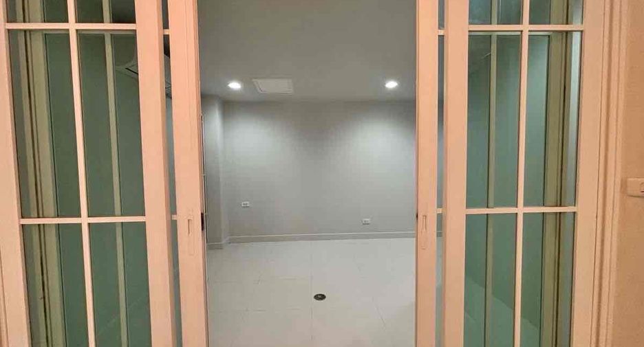 For rent 3 bedrooms office in Bang Na, Bangkok