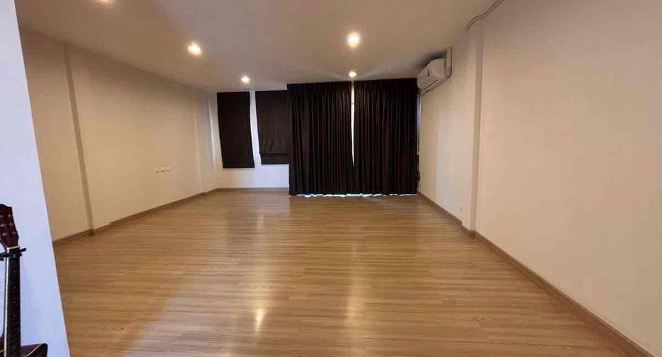 For rent 3 bedrooms office in Bang Na, Bangkok