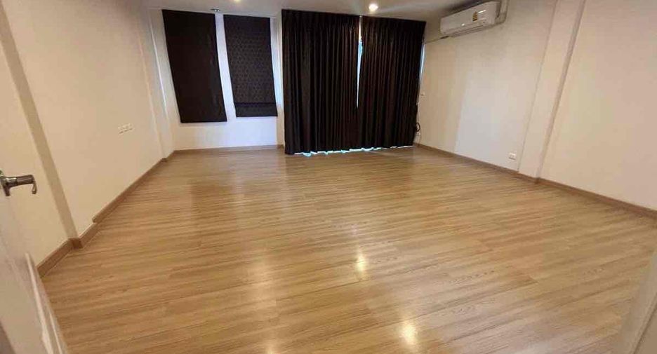For rent 3 bedrooms office in Bang Na, Bangkok