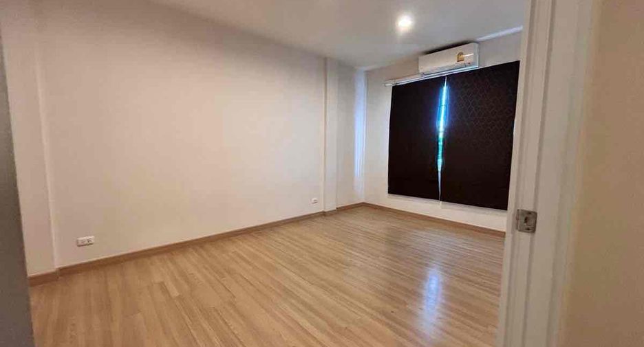 For rent 3 bedrooms office in Bang Na, Bangkok