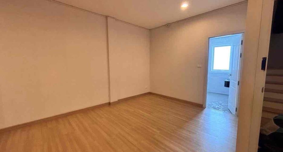 For rent 3 bedrooms office in Bang Na, Bangkok