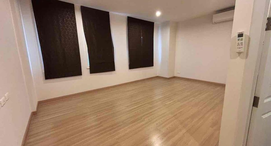 For rent 3 bedrooms retail Space in Bang Na, Bangkok