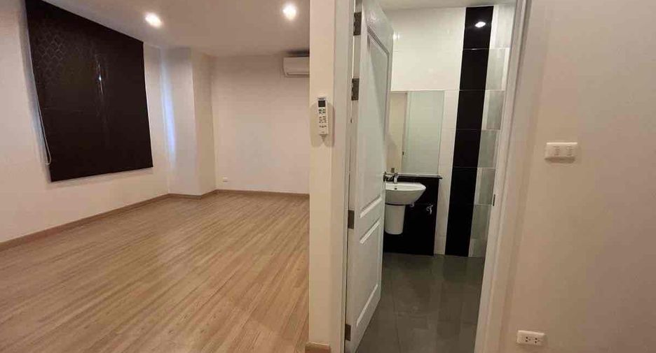 For rent 3 bedrooms retail Space in Bang Na, Bangkok