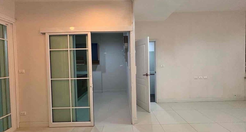 For rent 3 bedrooms retail Space in Bang Na, Bangkok