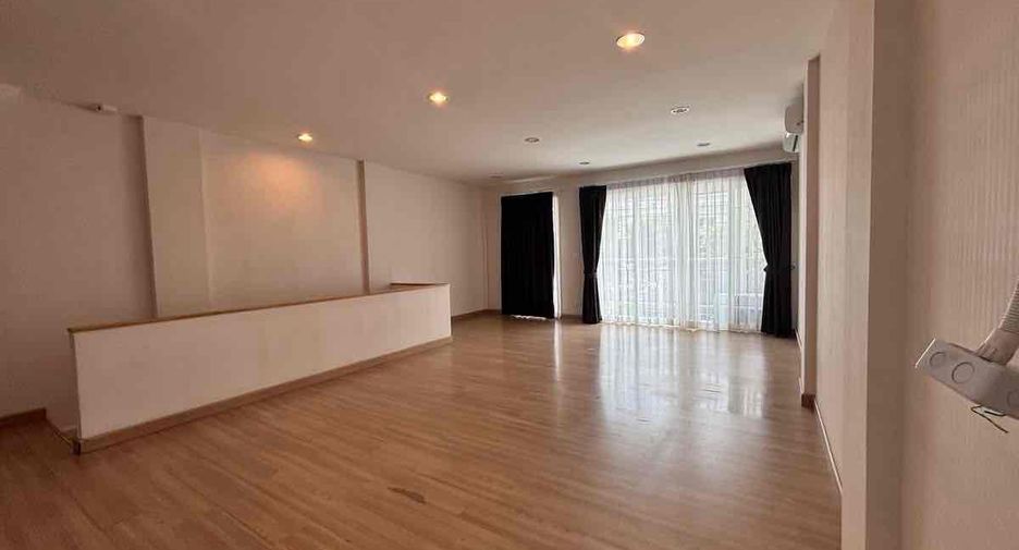 For rent 3 bedrooms retail Space in Bang Na, Bangkok