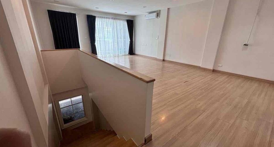 For rent 3 bedrooms retail Space in Bang Na, Bangkok