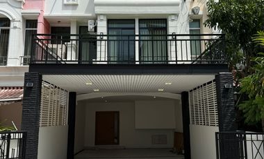 For sale 3 bedrooms townhouse in Mueang Samut Prakan, Samut Prakan