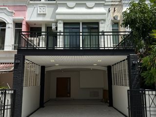 For sale 3 bedrooms townhouse in Mueang Samut Prakan, Samut Prakan