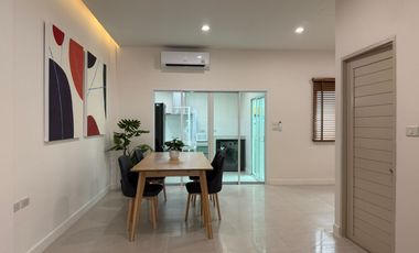 Casa adosada en venta de 3 habitaciones en Mueang Samut Prakan, Samut Prakan